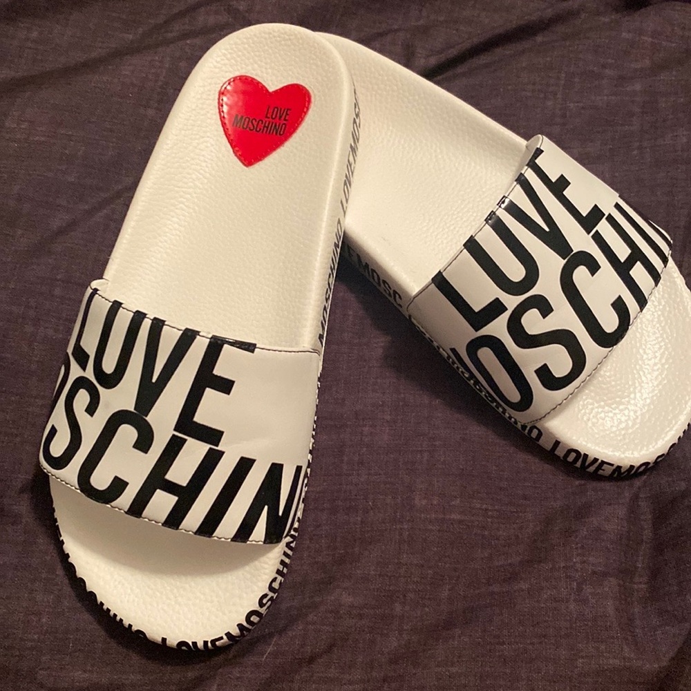 LOVE MOSCHINO Slides!